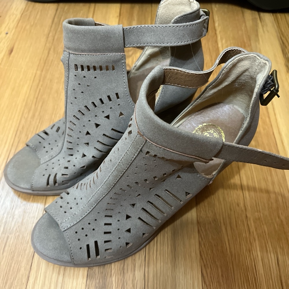 SO Gray Heels Elegant Design